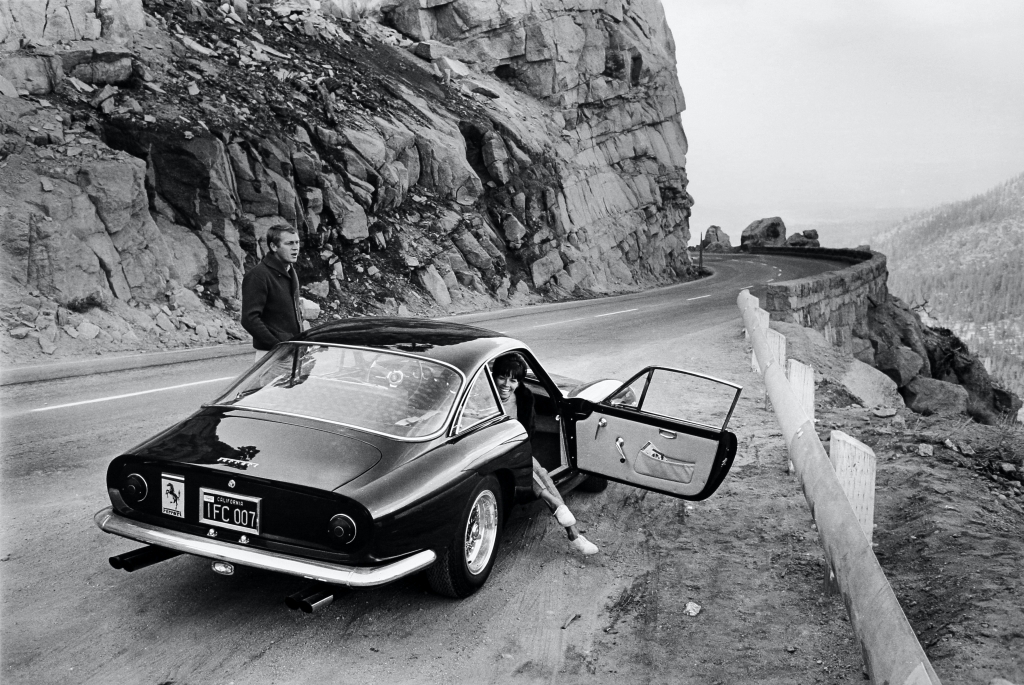 Steve McQueen y su mujer Neile Adams a bordo de su Ferrari 250 GT Lusso en 1964 | William Claxton
